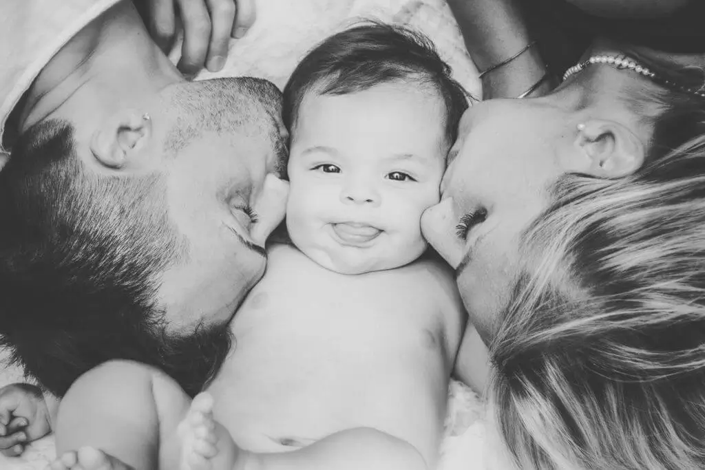 Foto di una bambina baciata dai genitori scattata da carmela capocasale fotografa di San Severo (Foggia)