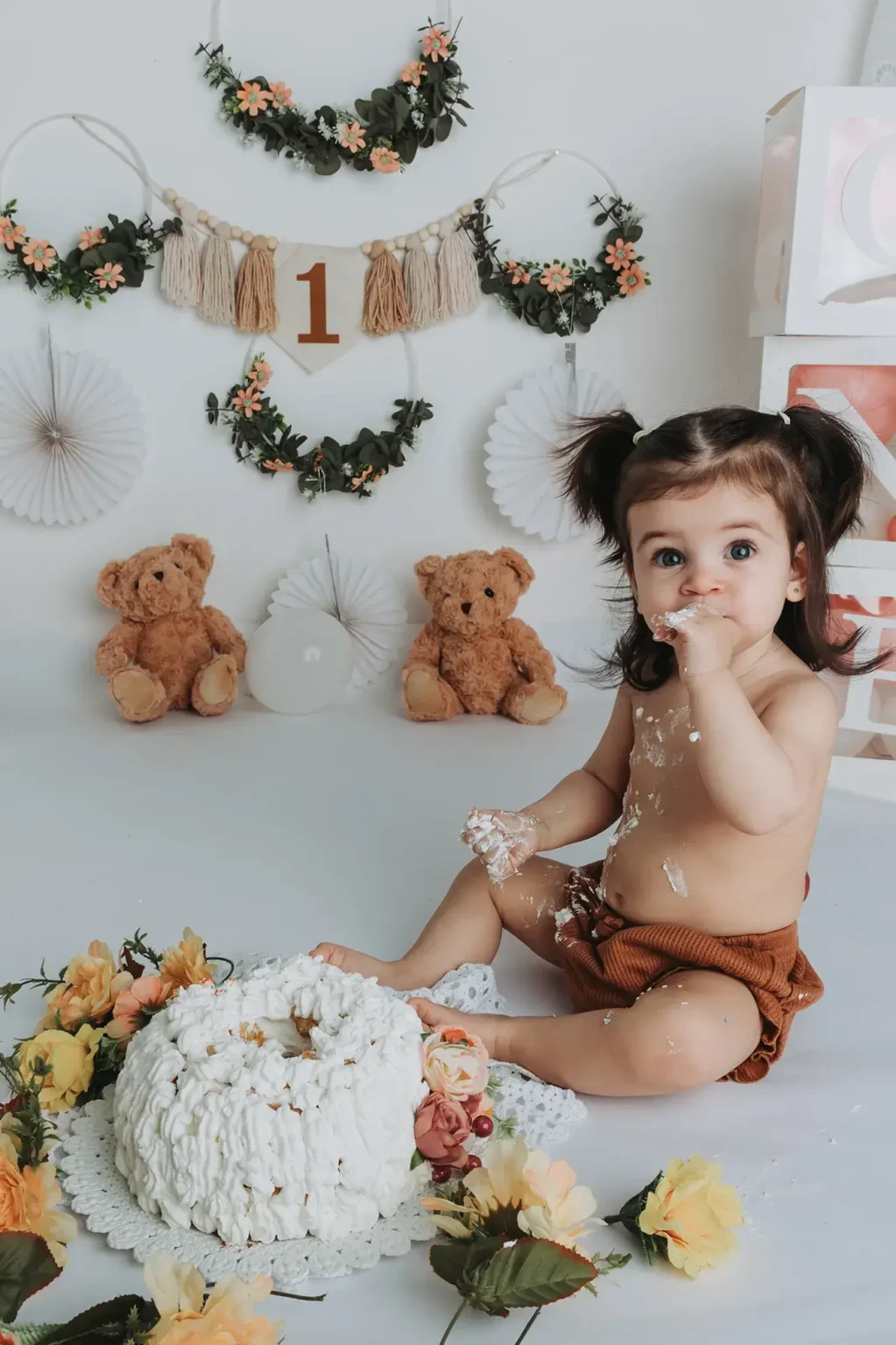 Servizio fotografico smash cake a San Severo (Foggia), ritratto di bambina per primo compleanno in studio fotografico con allestimento decorativo e torta in Puglia