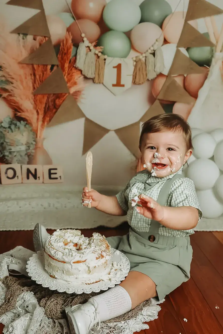 Servizio fotografico smash cake a San Severo (Foggia), bambino che festeggia il primo compleanno in studio con torta e allestimento decorativo, fotografia per bambini in Puglia