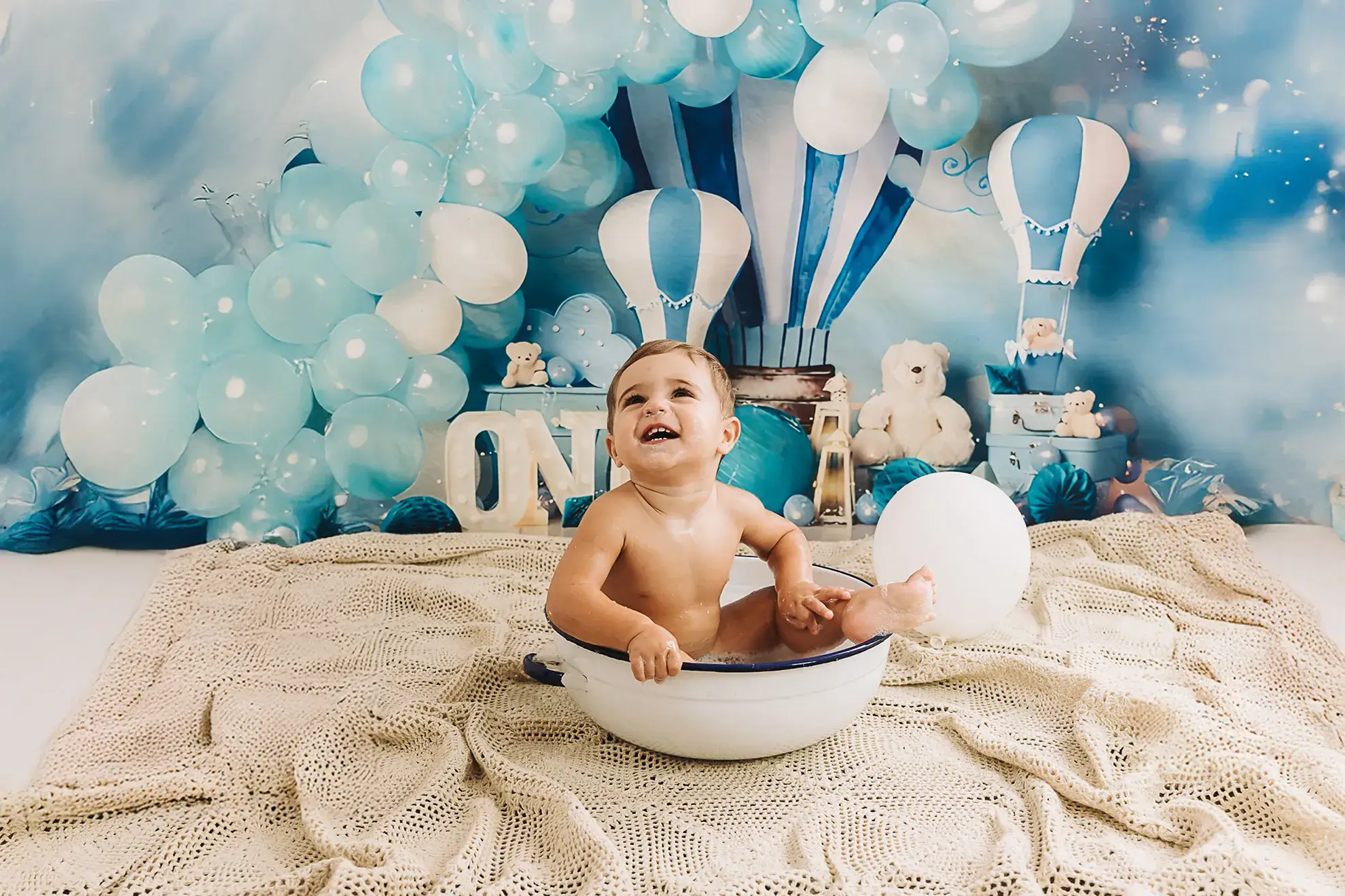 Servizio fotografico smash cake con set scenografico per primo compleanno bambino