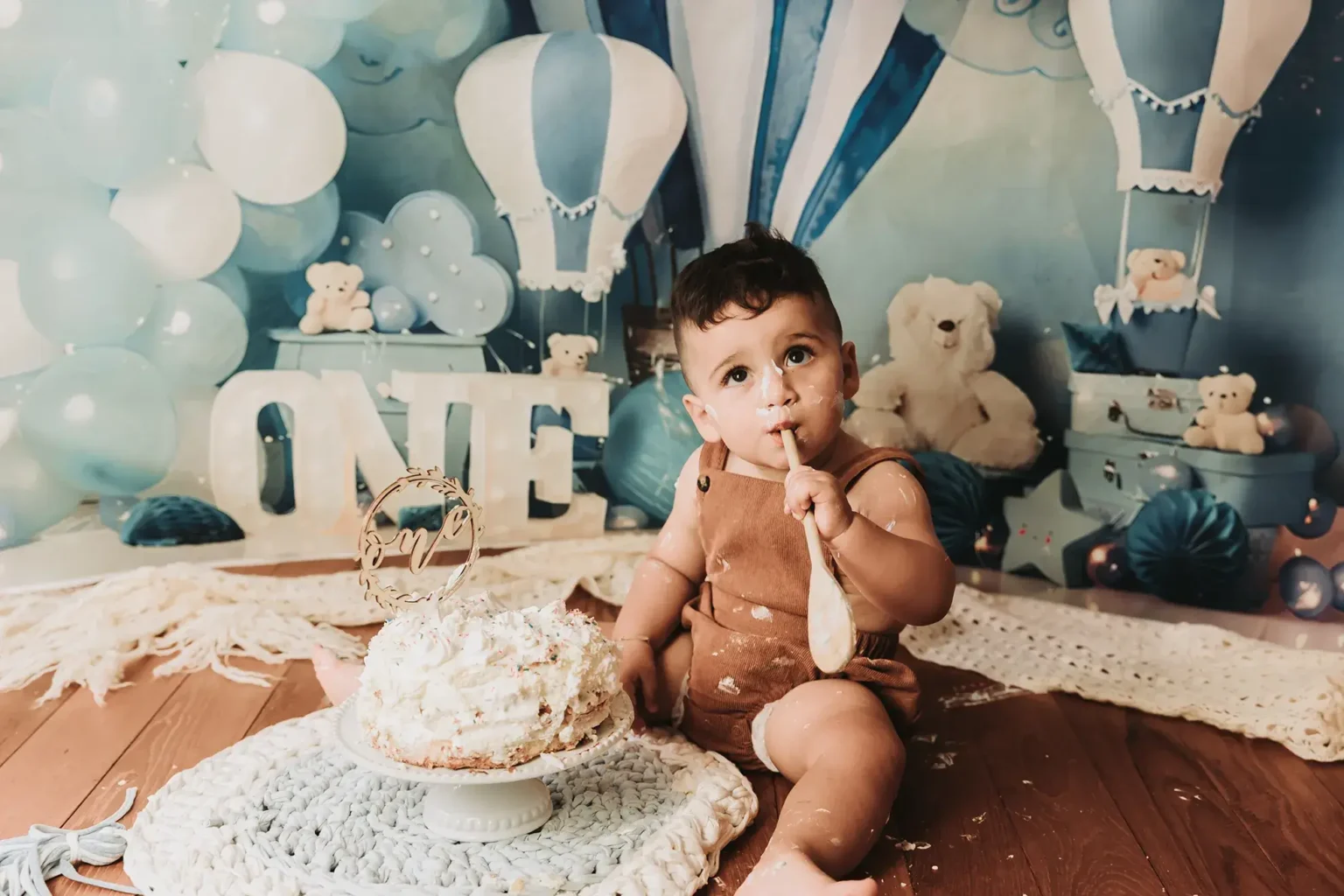 Servizio fotografico smash cake per bambino, primo compleanno con torta e set tematico