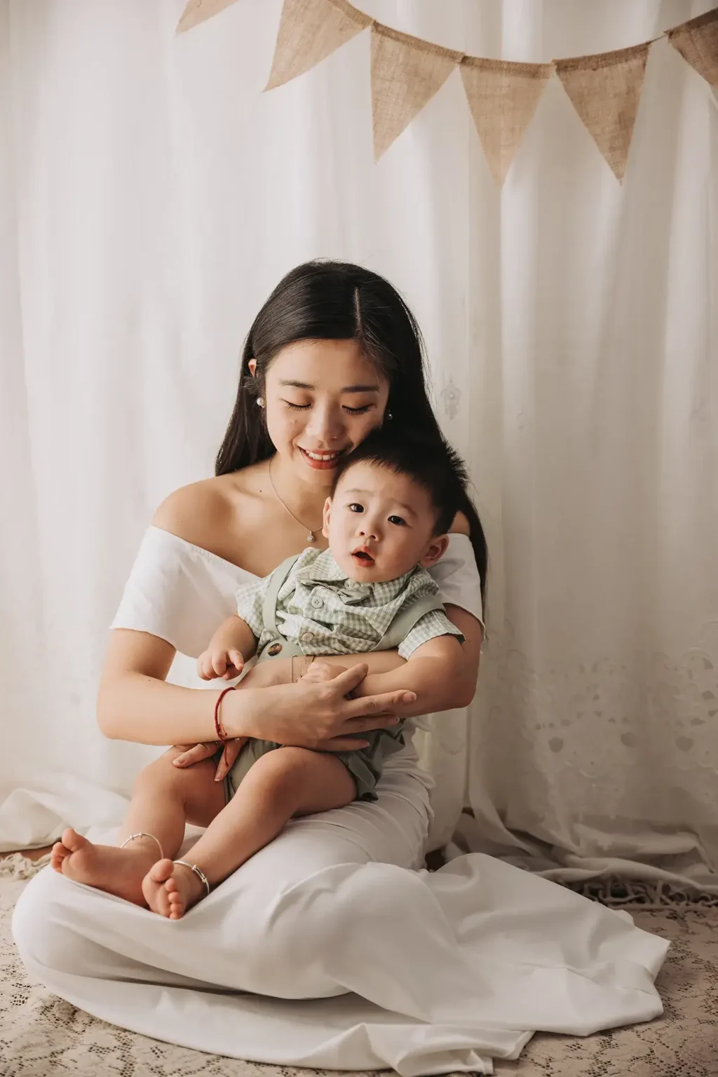 Ritratto madre e bambino in studio fotografico a San Severo (Foggia), servizio fotografico di famiglia e maternità con luce naturale ed elegante ambientazione