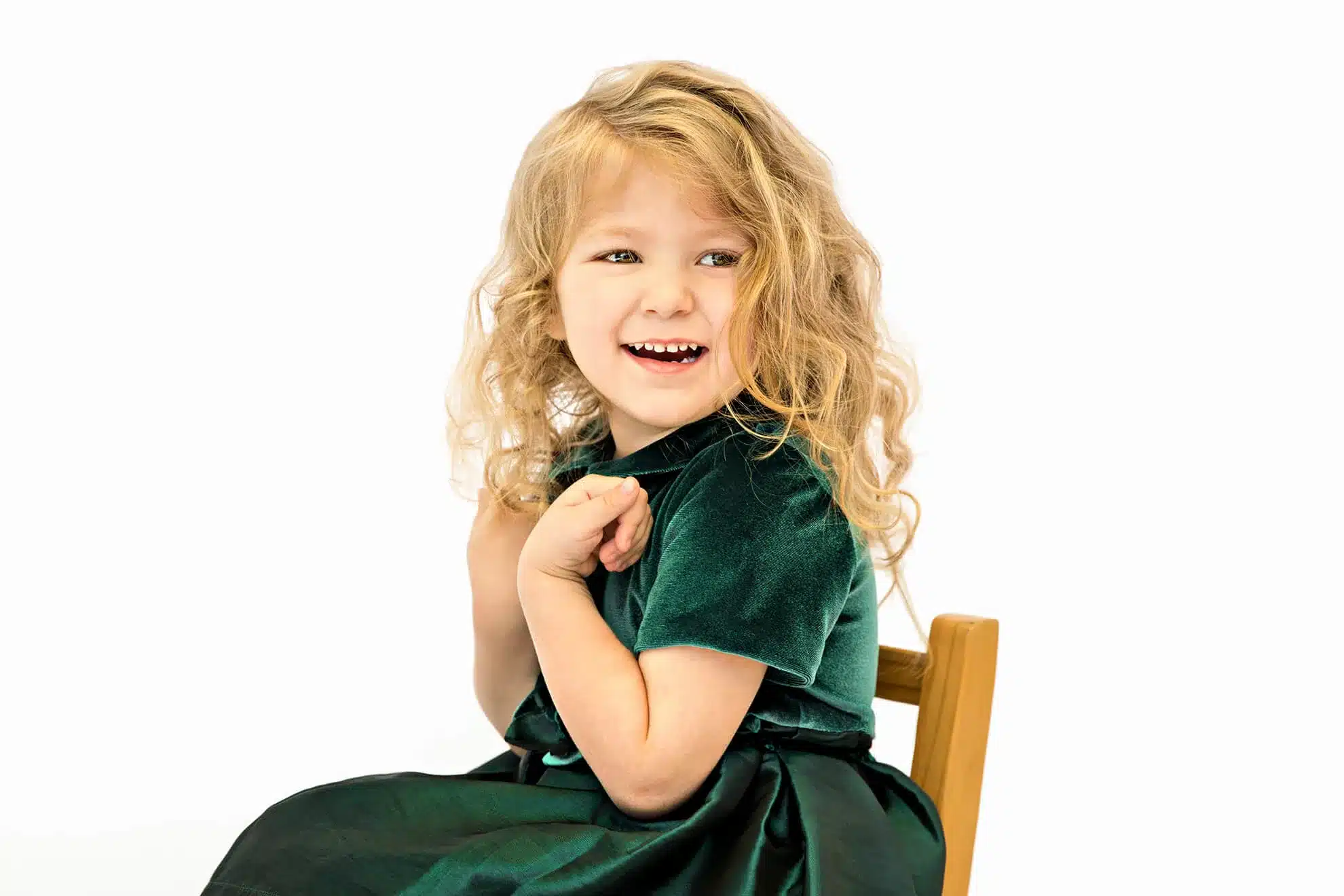Ritratto fine art di bambina in studio su sfondo bianco